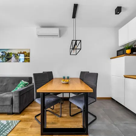 Modern 2br Balcony Free Private Parking Arkadia Varsó